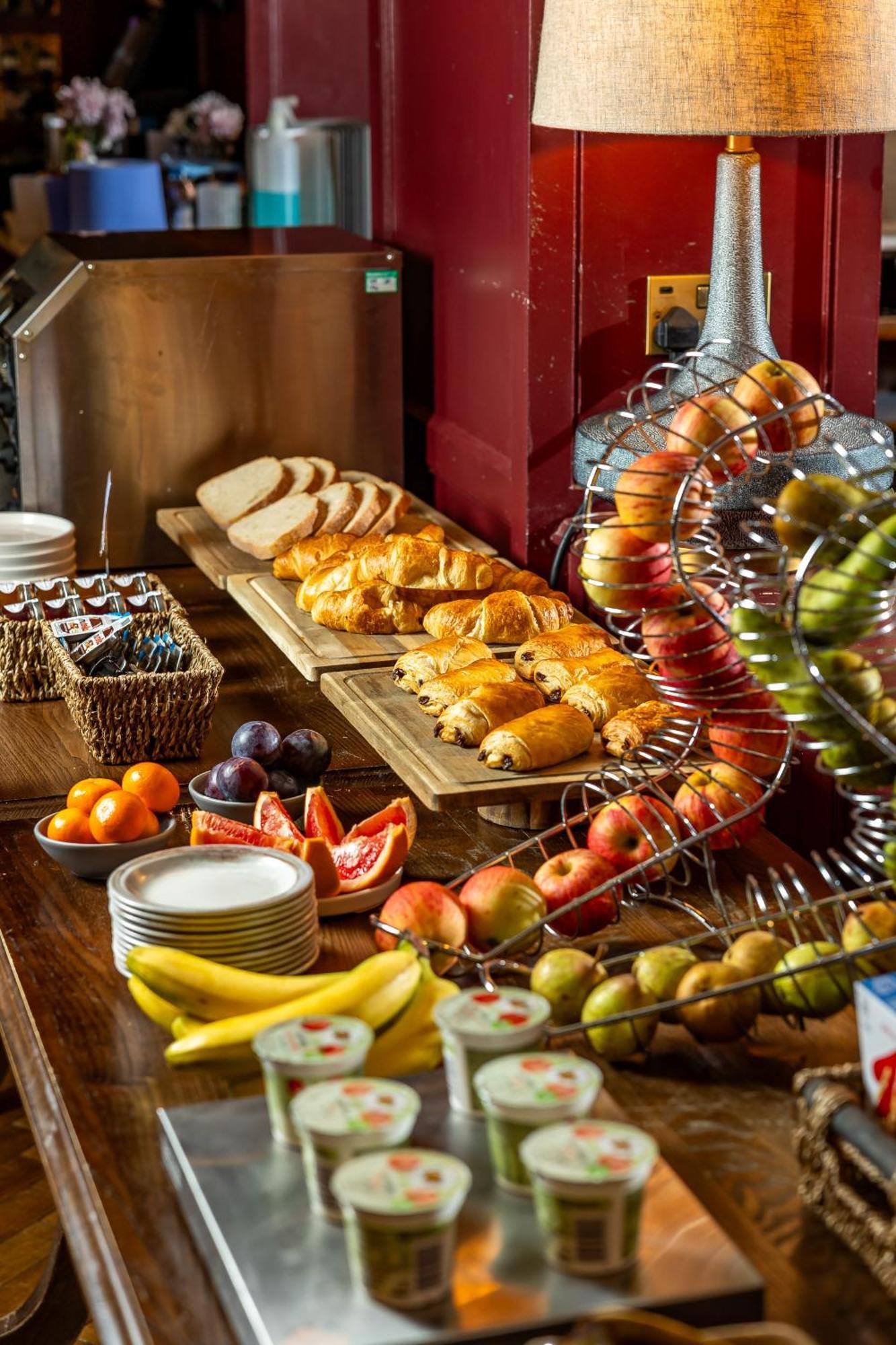 Salisbury Arms Hotel Хертфорд Екстериор снимка